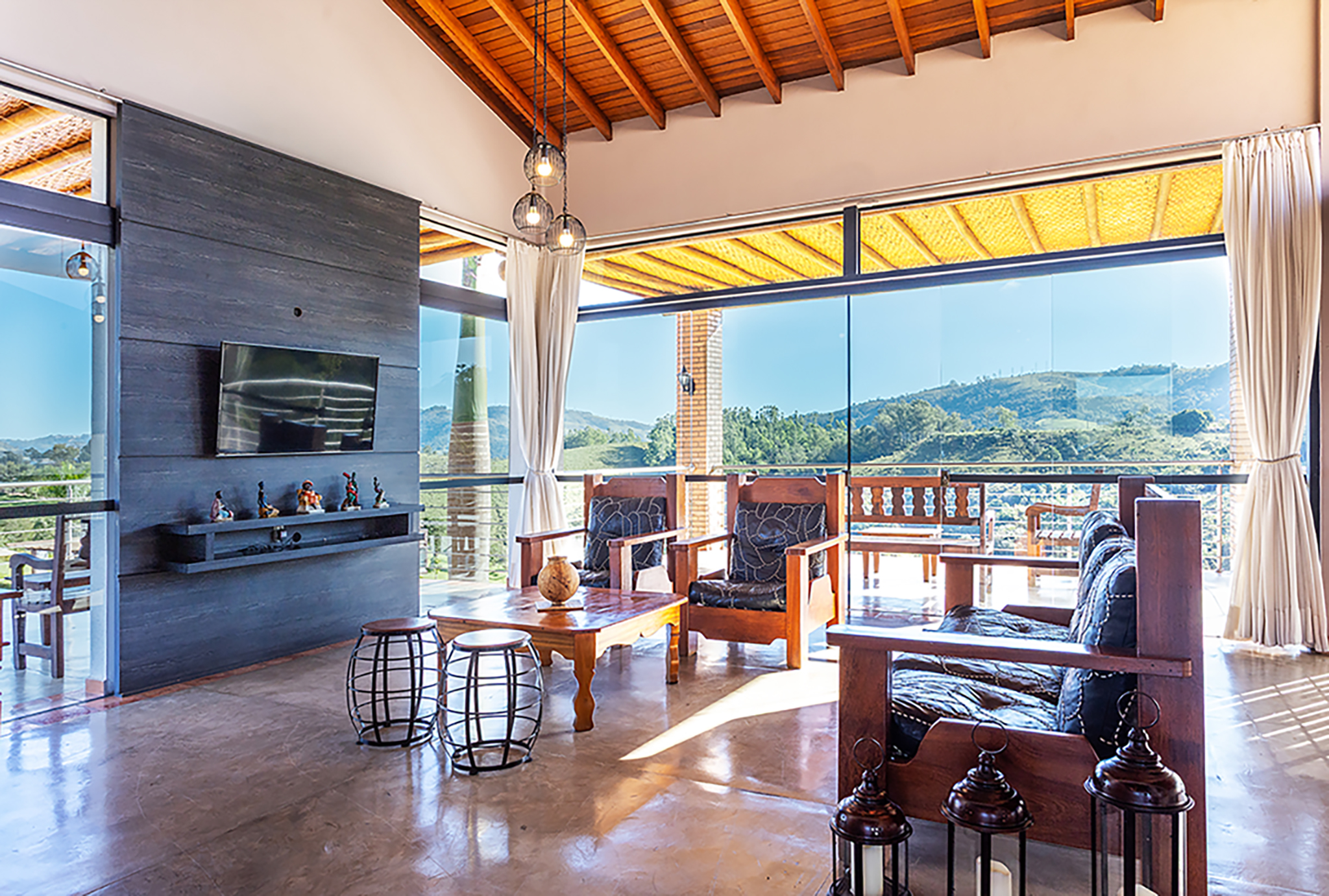 Sala de estar com vista para as montanhas